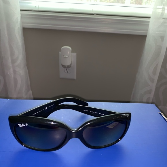 *SOLD*. Ladies Ray-Ban Sunglasses and Case - Picture 5 of 8